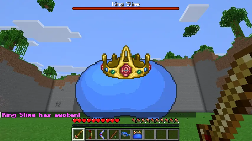Crowned blue King Slime facing a Minecraft sword with its boss bar and the Minecraft hotbar visible
